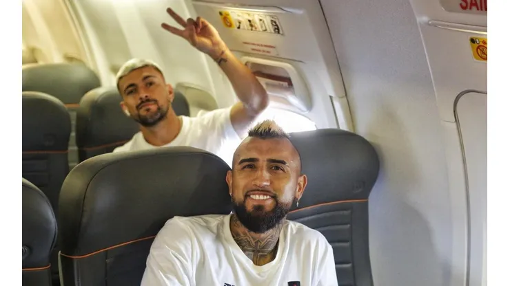 Acompañado en todo momento del uruguayo De Arrascaeta, Vidal sonríe en su primer viaje.