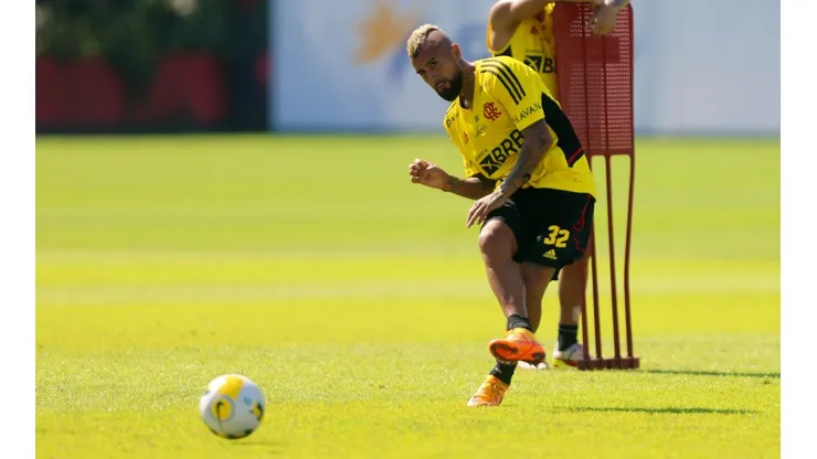 Arturo Vidal puede debutar una semana antes de lo previsto por los medios brasileños.