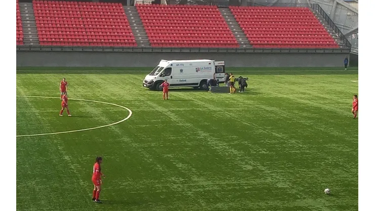 Por varios minutos se esperó la llegada de la ambulancia al estadio.
