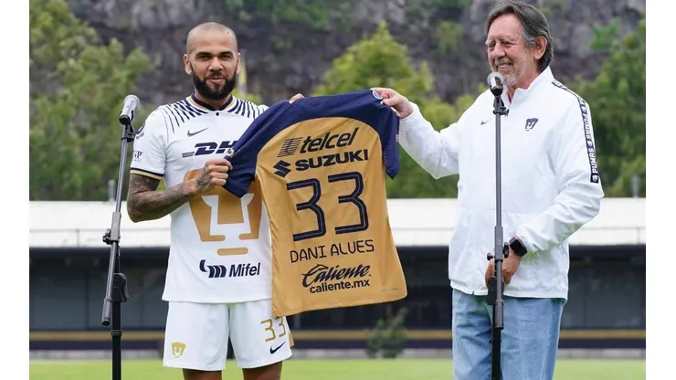 Dani Alves usará el número 33 en el cuadro universitario.