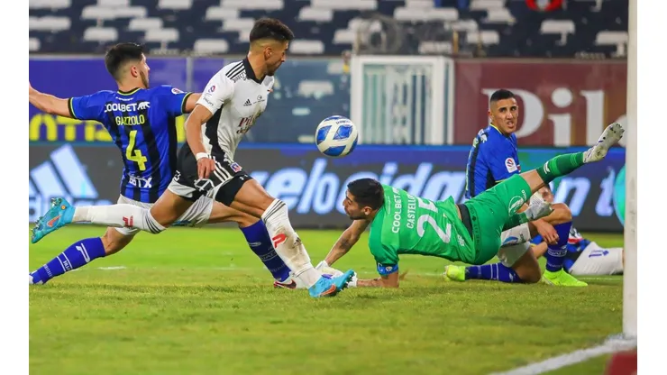 Colo Colo aseguró el liderato del Campeonato Nacional de cara a una nueva edición del Superclásico del fútbol chileno, ante Universidad de Chile, en Talca.