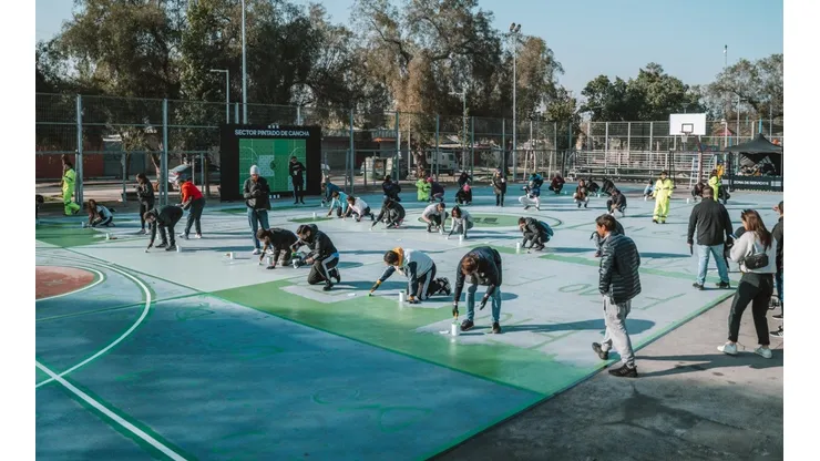 Adidas llena de color seis canchas de barrio en Santiago.