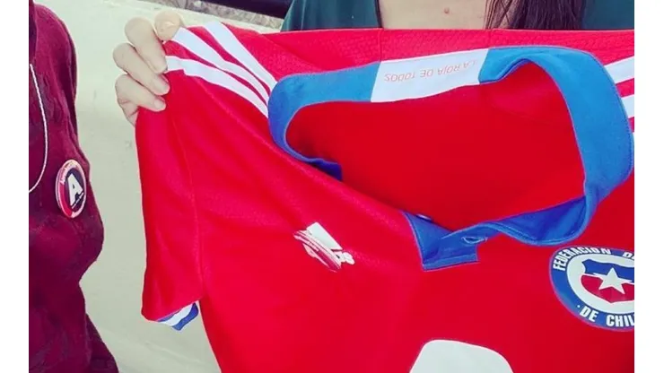 La camiseta de La Roja modificada para la campaña del Apruebo, de cara al Plebiscito de Salida.