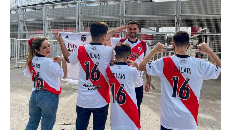La familia alba con sus camisetas estampadas por Pablo Solari.
