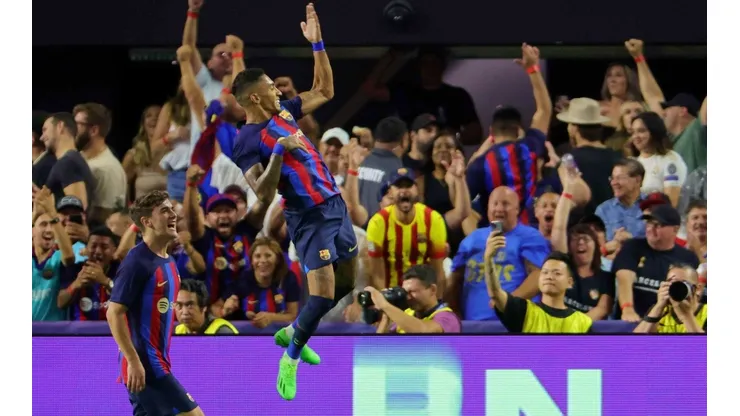 Raphinha metió un violento remate tras error de Eder Militao y marcó la diferencia entre Barcelona y Real Madrid