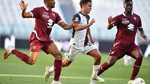 Bremer (más a la izquierda) lucha una pelota con Paulo Dybala, quien pasó a la Roma.