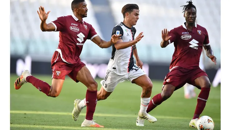 Bremer (más a la izquierda) lucha una pelota con Paulo Dybala, quien pasó a la Roma.