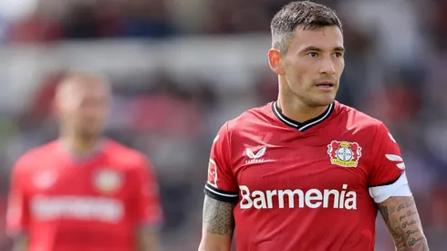 Charles lució la banda de capitán en el primer partido de pretemporada