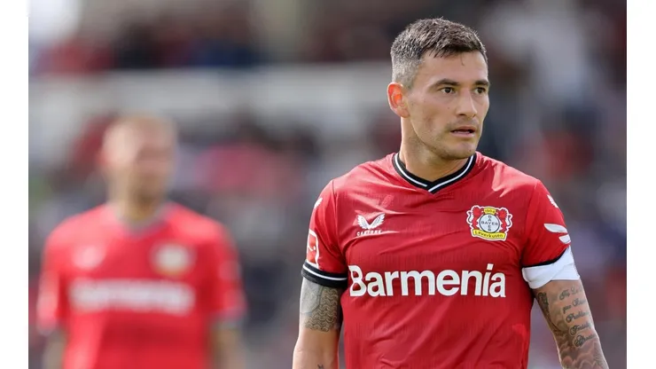 Charles lució la banda de capitán en el primer partido de pretemporada