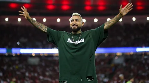 Arturo Vidal le hace cariño a los hinchas del Flamengo