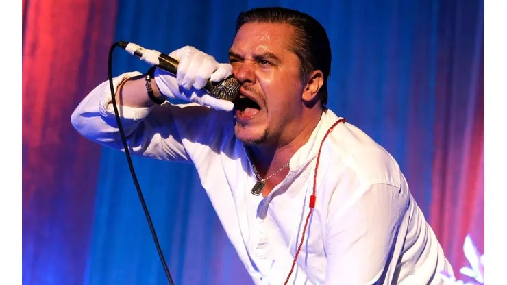 Mike Patton sobre el escenario, en la época pre pandemia.