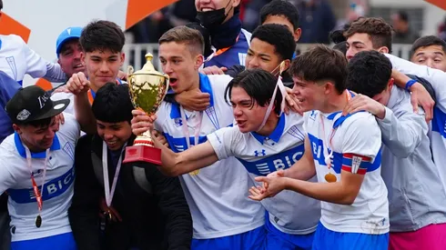 Axel Cerda levanta el título de campeón del Torneo Proyección Sub 16 con la Universidad Católica.