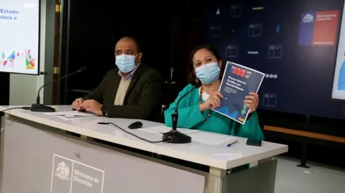 El ministro de Educación, Marco Antonio Ávila, y la subsecretaria de Educación Superior, Verónica Figueroa, entregaron el informe de los deudores del CAE.