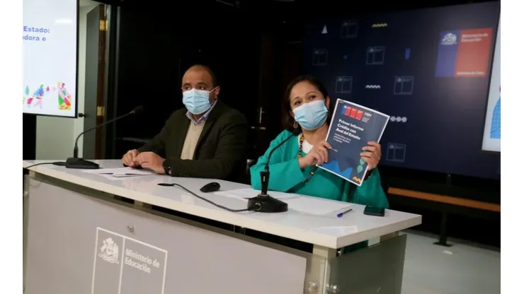 El ministro de Educación, Marco Antonio Ávila, y la subsecretaria de Educación Superior, Verónica Figueroa, entregaron el informe de los deudores del CAE.