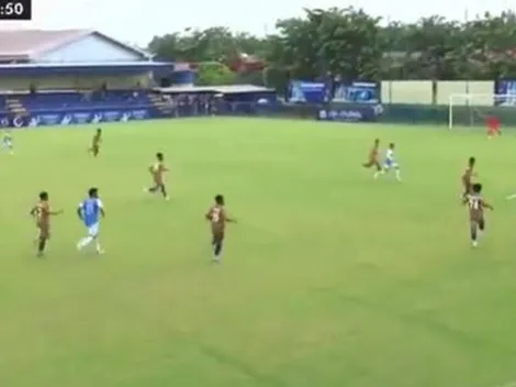 Golazo de otra galaxia directo al Puskas: caño y misil teledirigido