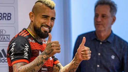 Vidalmanía el Flamengo: el King Arturo se puso la camiseta rubronegra y recibió la ovación de la nación carioca