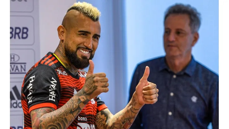 Vidalmanía el Flamengo: el King Arturo se puso la camiseta rubronegra y recibió la ovación de la nación carioca