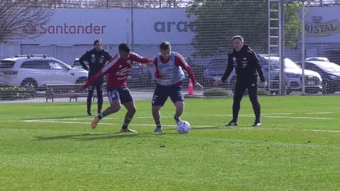 Eduardo Berizzo mira un duelo entre Daniel Gutiérrez (Colo Colo) y Bastián Yáñez (Unión Española)