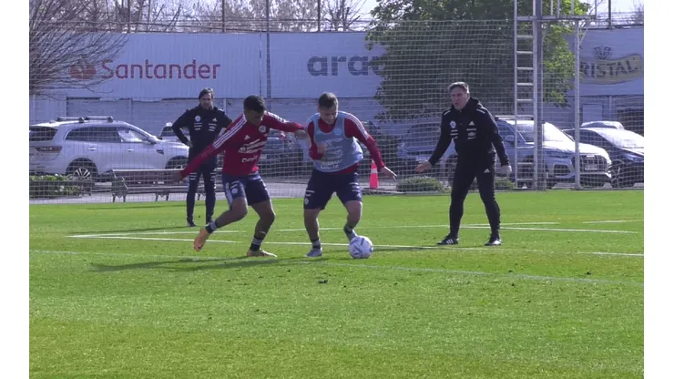 Eduardo Berizzo mira un duelo entre Daniel Gutiérrez (Colo Colo) y Bastián Yáñez (Unión Española)