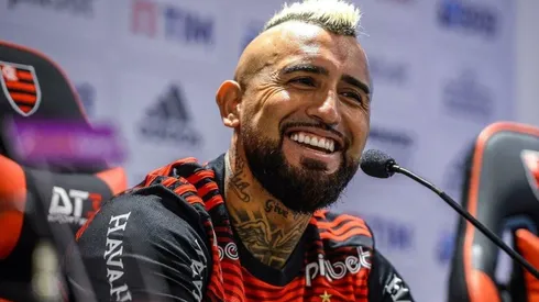 Arturo Vidal en su presentación oficial con el Flamengo