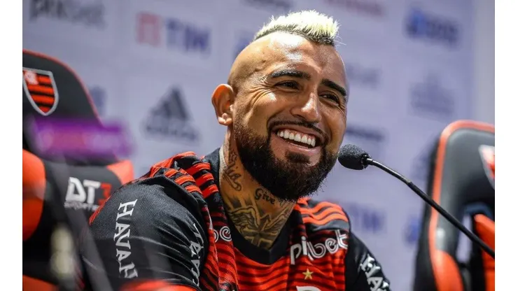 Arturo Vidal en su presentación oficial con el Flamengo
