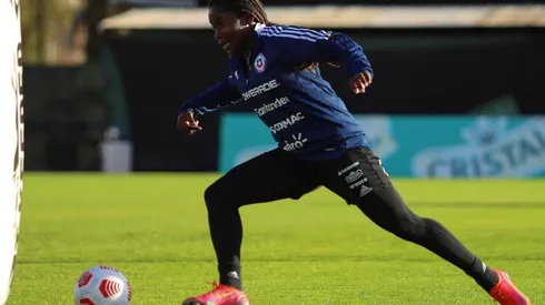 Mary Valencia llegó a nuestro país junto a su madre en busca de mejores oportunidades. Hoy, defiende la camiseta de Chile. (Foto: La Roja)