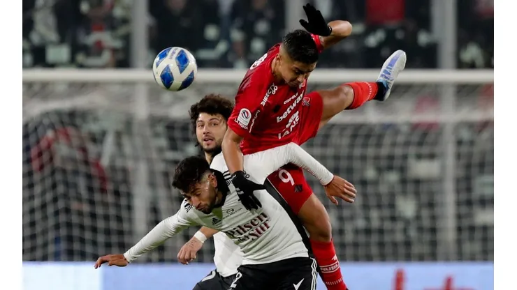 Ñublense y Colo Colo pelean por el título en el torneo nacional.