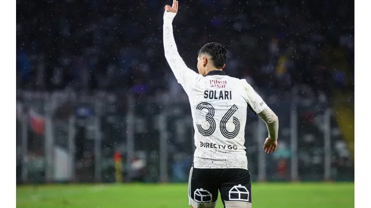 Pablo Solari festeja su último gol en Colo Colo: fue en la victoria por 3-0 ante Deportes La Serena.