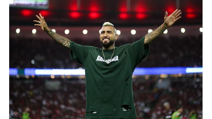 Arturo Vidal fue presentado ante los hinchas con un Maracaná repleto.