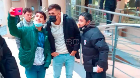 Algunos hinchas de River Plate recibieron al Pibe en la clínica.