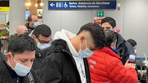 El Pibe en el aeropuerto Arturo Merino Benítez de Pudahuel, antes de volar a Buenos Aires.