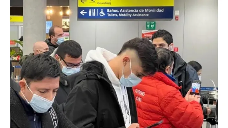 El Pibe en el aeropuerto Arturo Merino Benítez de Pudahuel, antes de volar a Buenos Aires.