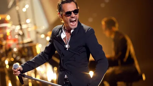 Marc Anthony rompiéndola sobre el escenario.