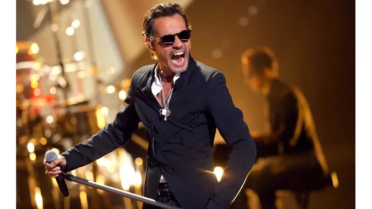 Marc Anthony rompiéndola sobre el escenario.