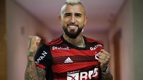 Arturo Vidal y sus primeras fotos oficiales con la camiseta del Flamengo.