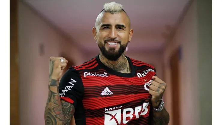 Arturo Vidal y sus primeras fotos oficiales con la camiseta del Flamengo.