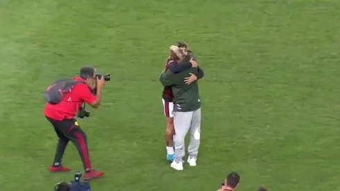 Gabigol fue el primero en acercarse a Vidal en el Maracaná