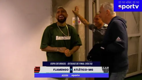 Arturo Vidal dialogando con Eduardo Vargas.