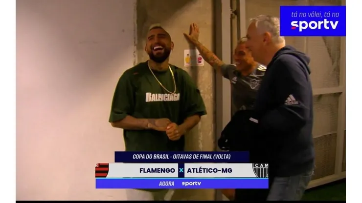 Arturo Vidal dialogando con Eduardo Vargas.