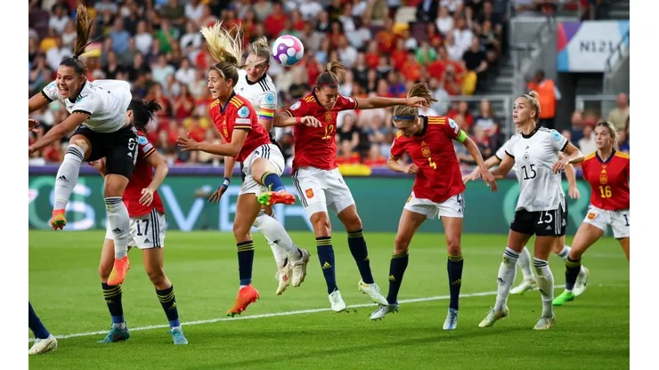 Alemania anota el 2-0 ante España en la Euro femenina.