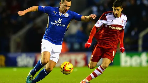 Emmamuel Ledesma (Middlesbrough, de rojo) disputa el balón con Danny Drinkwater (Leicester City).