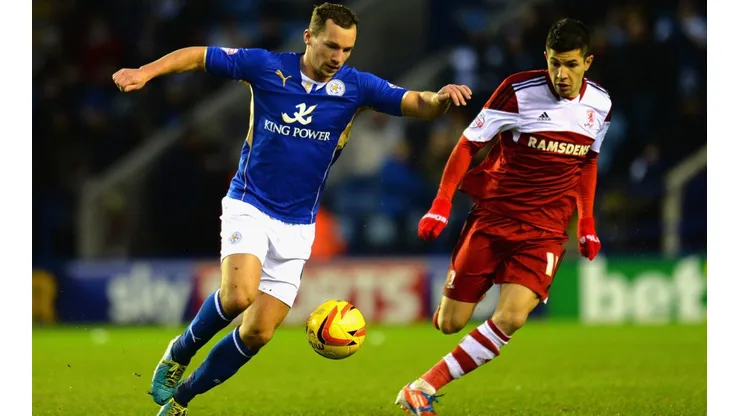 Emmamuel Ledesma (Middlesbrough, de rojo) disputa el balón con Danny Drinkwater (Leicester City).