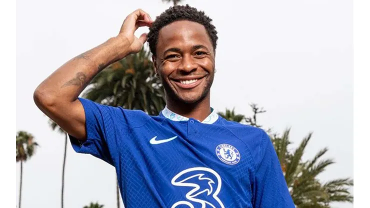 Sterling posando con la camiseta del Chelsea