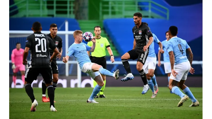 Houssem Aouar en un partido de los cuartos de final de la Champions League 2019-2020: el Lyon eliminó al Manchester City.