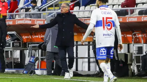 Ariel Holan y la Universidad Católica sufren mucho por la grave lesión de Cristián Cuevas.