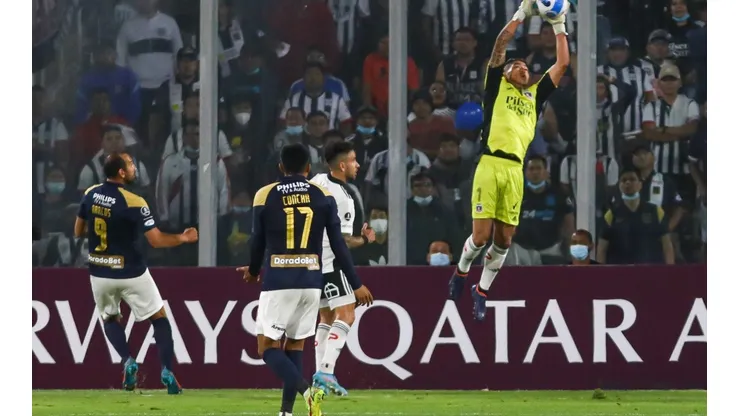 Brayan Cortés descuelga una pelota aérea en la victoria de Colo Colo ante Alianza Lima en el estadio Monumental.