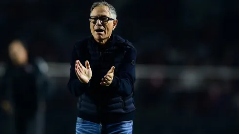 Ariel Holan anima a sus dirigidos en la goleada sufrida ante Sao Paulo.