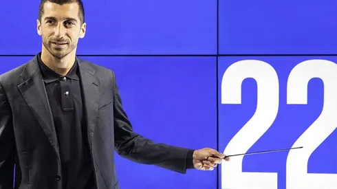 El volante Henrikh Mkhitaryan utilizará la camiseta de Arturo Vidal.