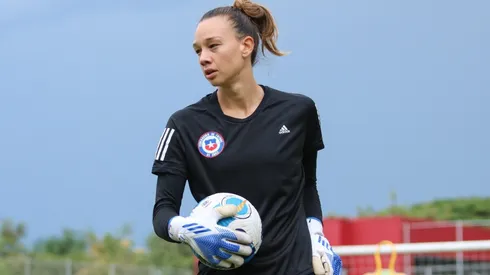 Tiane Endler espera levantar en el arco de la Roja