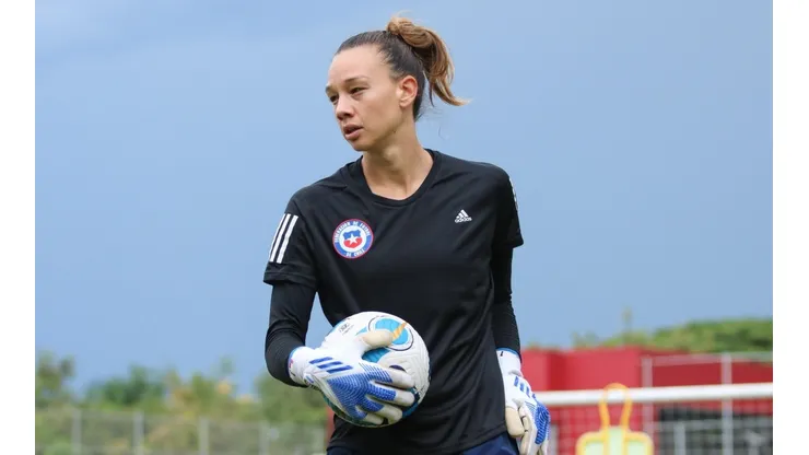 Tiane Endler espera levantar en el arco de la Roja